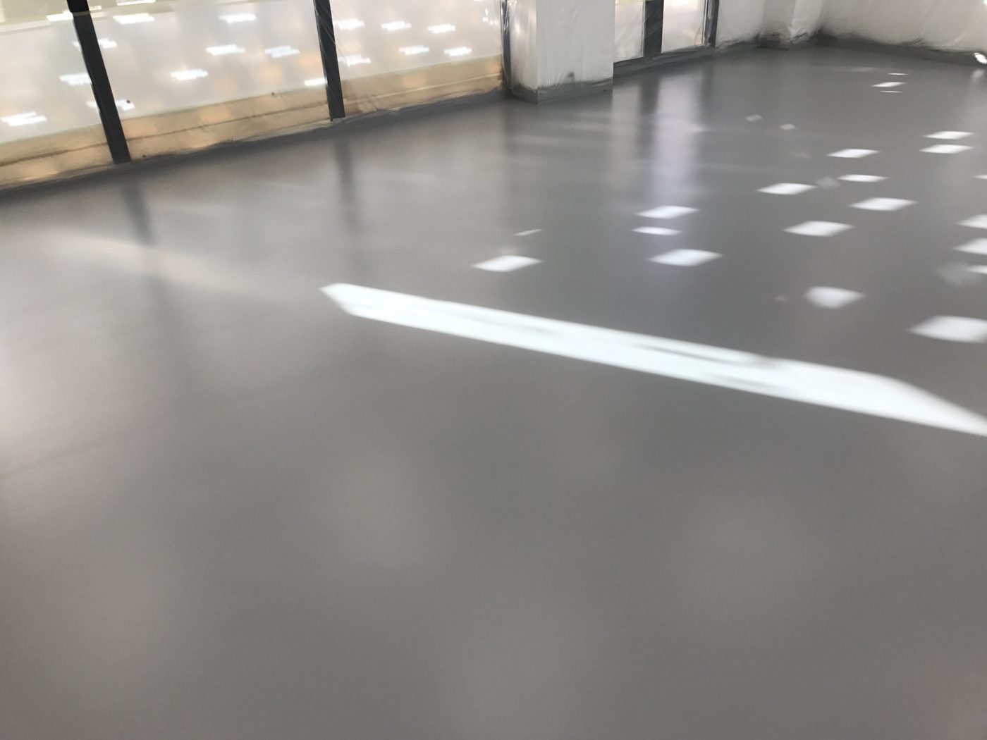 Suelo de resina de tono gris en un local