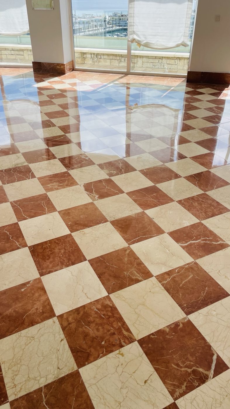 Suelo de mármol rojo y crema con acabado brillante