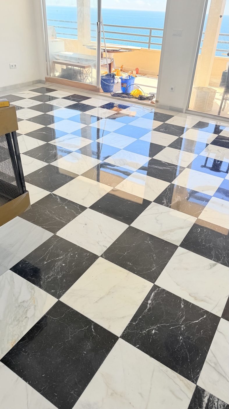 Mármol blanco y negro con brillo recuperado en una vivienda