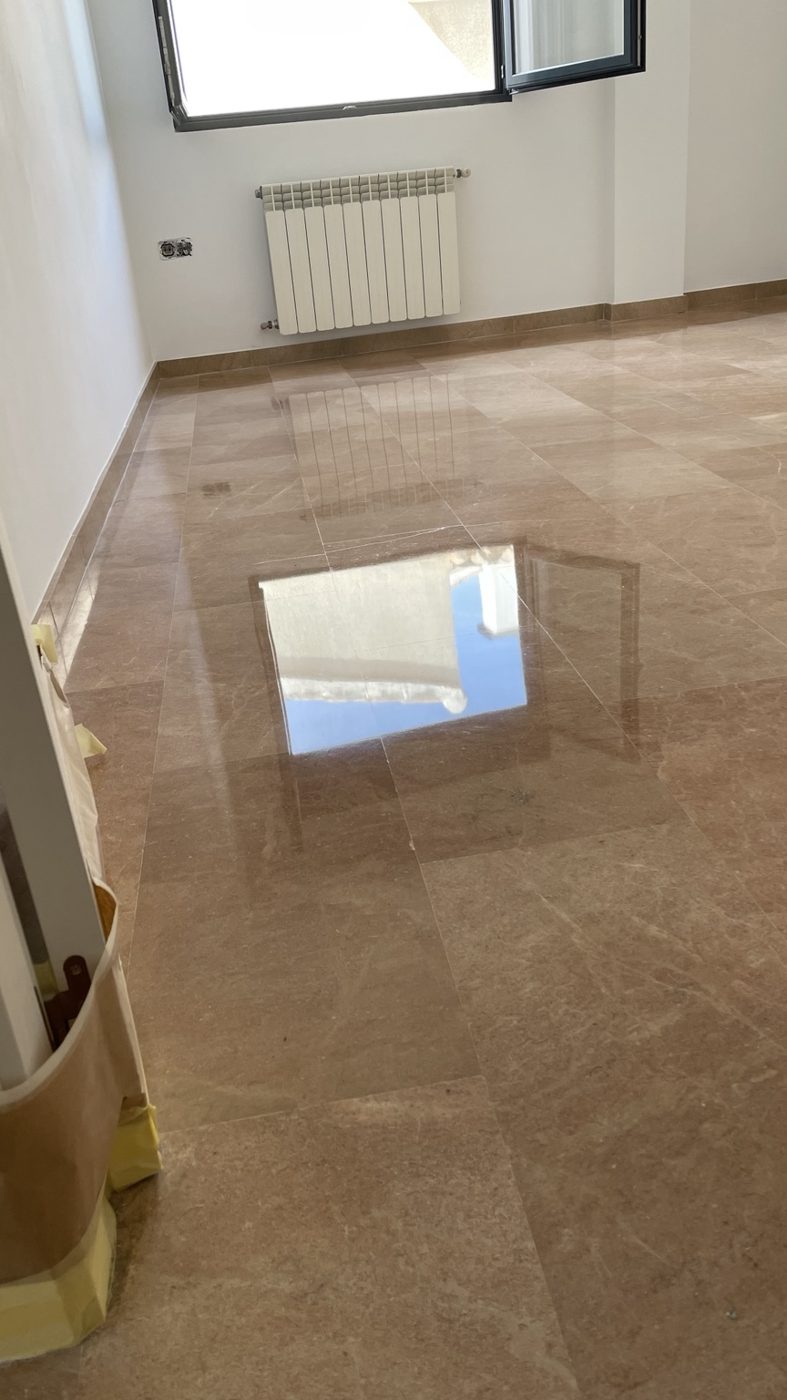 Suelo de mármol beige con brillo en una habitación