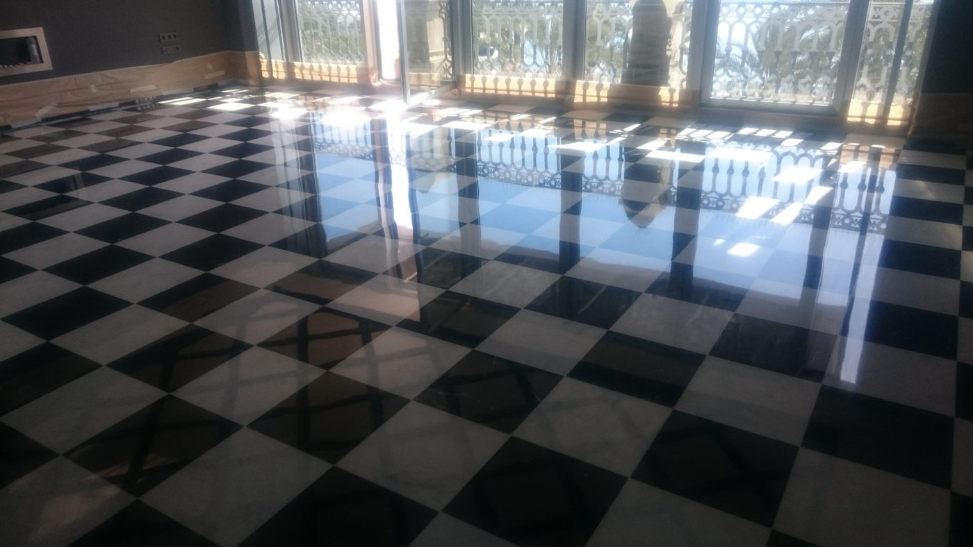 Suelo de mármol blanco y negro con acabado brillante