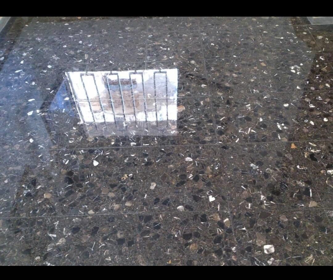 Detalle de terrazo oscuro con brillo