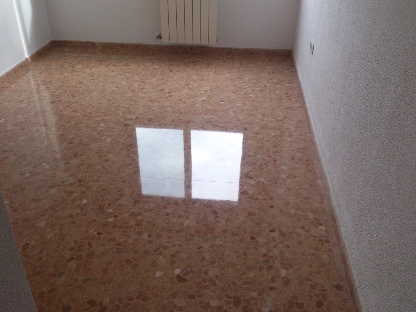 Habitación con suelo de terrazo y brillo recuperado
