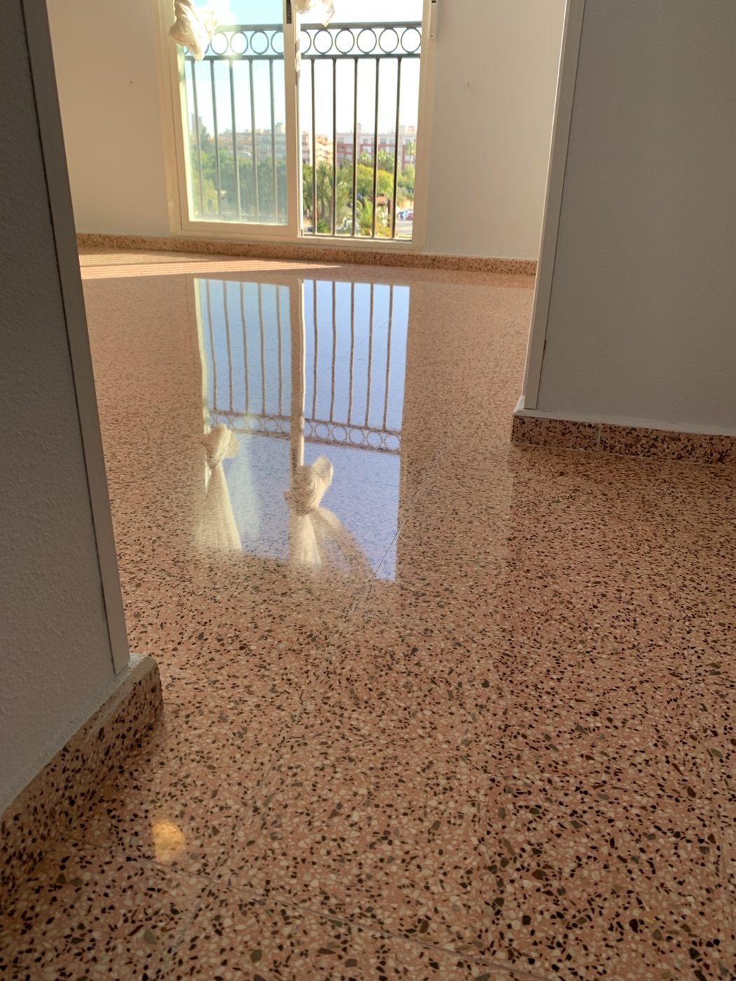 Suelo de terrazo con acabado brillante en una vivienda